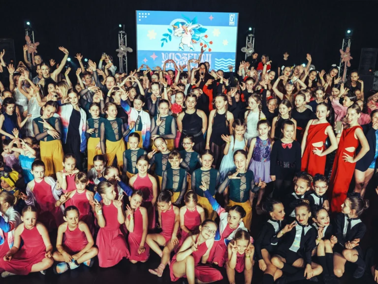 Uczestnicy i trenerzy na scenie festiwalu Grupy Festiwale