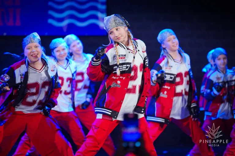 Tancerki na scenie festiwalu tańca Grupy Festiwale