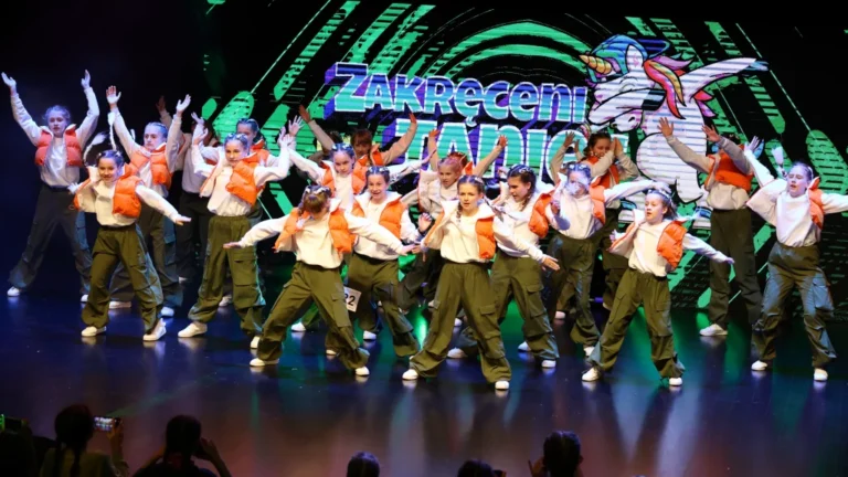 Dziecko na scenie festiwalu tanecznego
