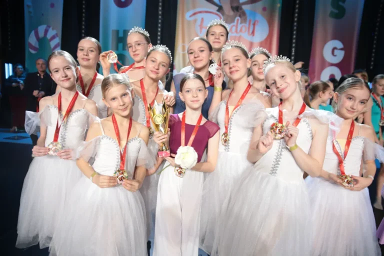 Tancerze na scenie festiwalu tanecznego Grupy Festiwale